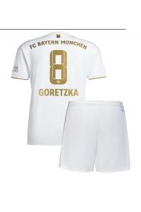 Bayern Munich Leon Goretzka #8 Babyklær Borte Fotballdrakt til barn 2022-23 Korte ermer (+ Korte bukser)